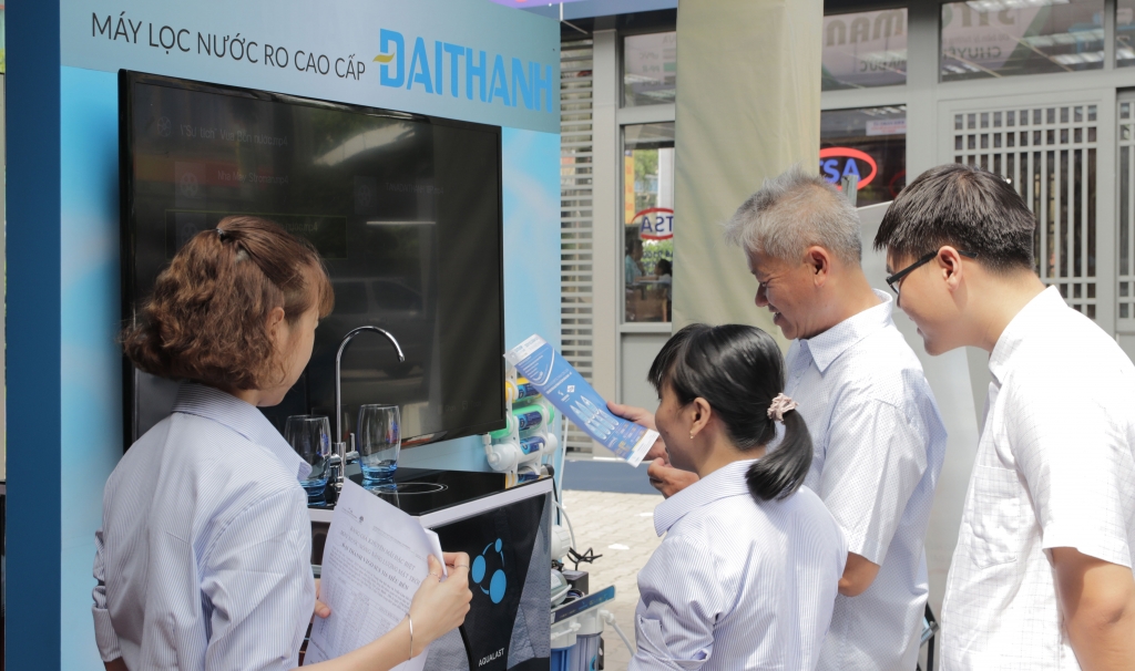 Gian hàng Tập Đoàn Tân Á Đại Thành thu hút đông đảo khách tham quan và mua sắm gian hang tap doan tan a dai thanh thu hut dong dao khach tham quan va mua sam