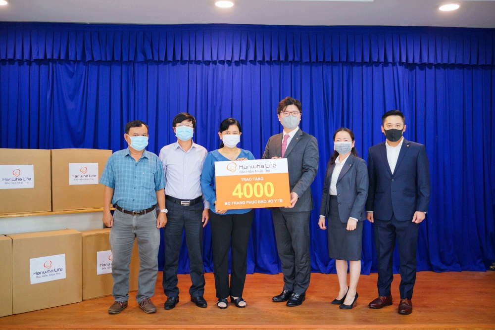 Hanwha Life Vietnam to help health professionals and doctors in Covid-19 fighting