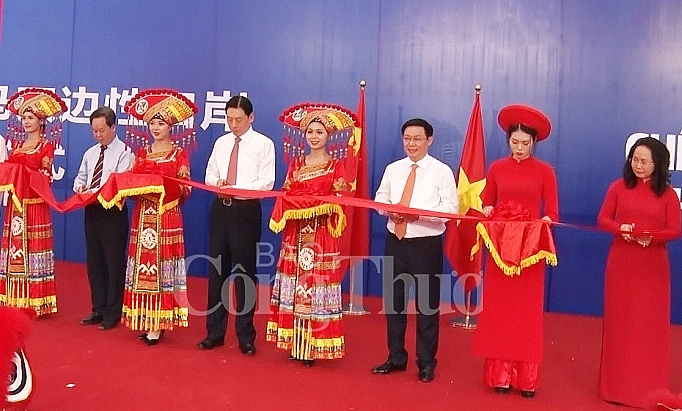 chinh thuc cong bo mo cap cua khau song phuong chi ma ai diem