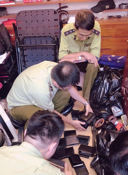 Thu giữ hơn 2.000 đồ hiệu "nhái" giữa trung tâm Hà Nội thu giu hon 2000 do hieu nhai ngay giua trung tam ha noi