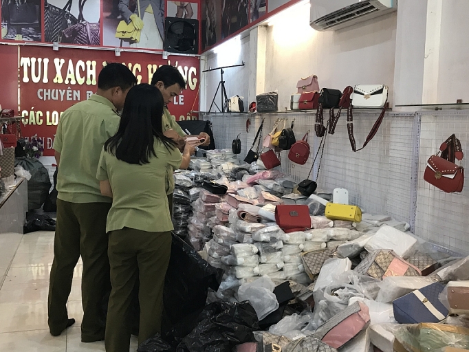 Đột kích “thủ phủ” bán buôn túi, ví giả mạo thương hiệu nổi tiếng dot kich thu phu ban buon tui vi gia mao thuong hieu noi tieng