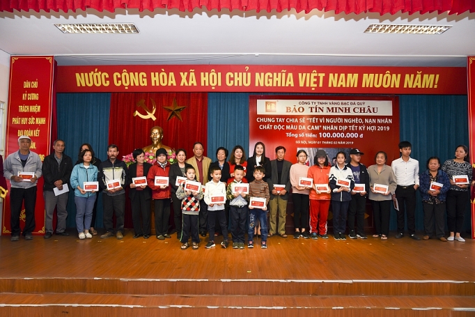 bao tin minh chau trao gan 150 trieu dong tu thien