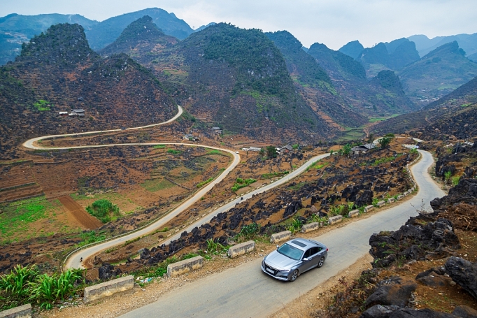 Roadtrip gia đình trên một chiếc xe sedan, tại sao không? roadtrip gia dinh tren mot chiec xe sedan tai sao khong