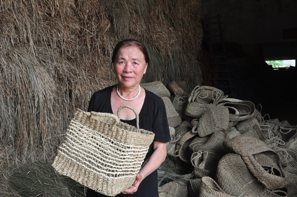 Nghệ nhân Trần Thị Việt: Người giữ nghề và phát huy giá trị cây cói nghe nhan tran thi viet nguoi giu nghe va phat huy gia tri cay coi