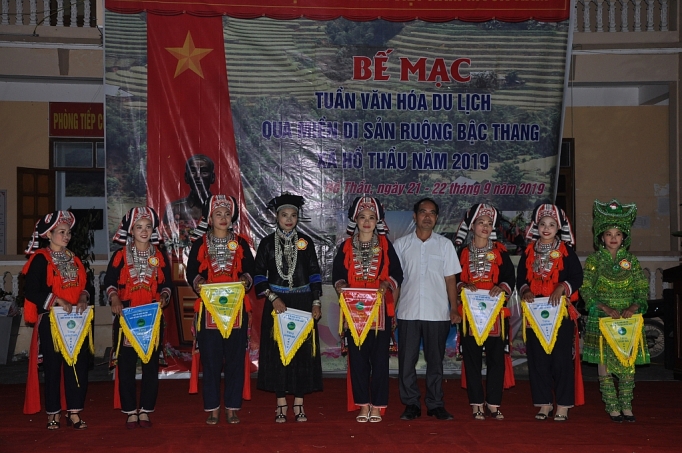 Người phụ nữ Dao năng động, tự tin nguoi phu nu dao nang dong tu tin