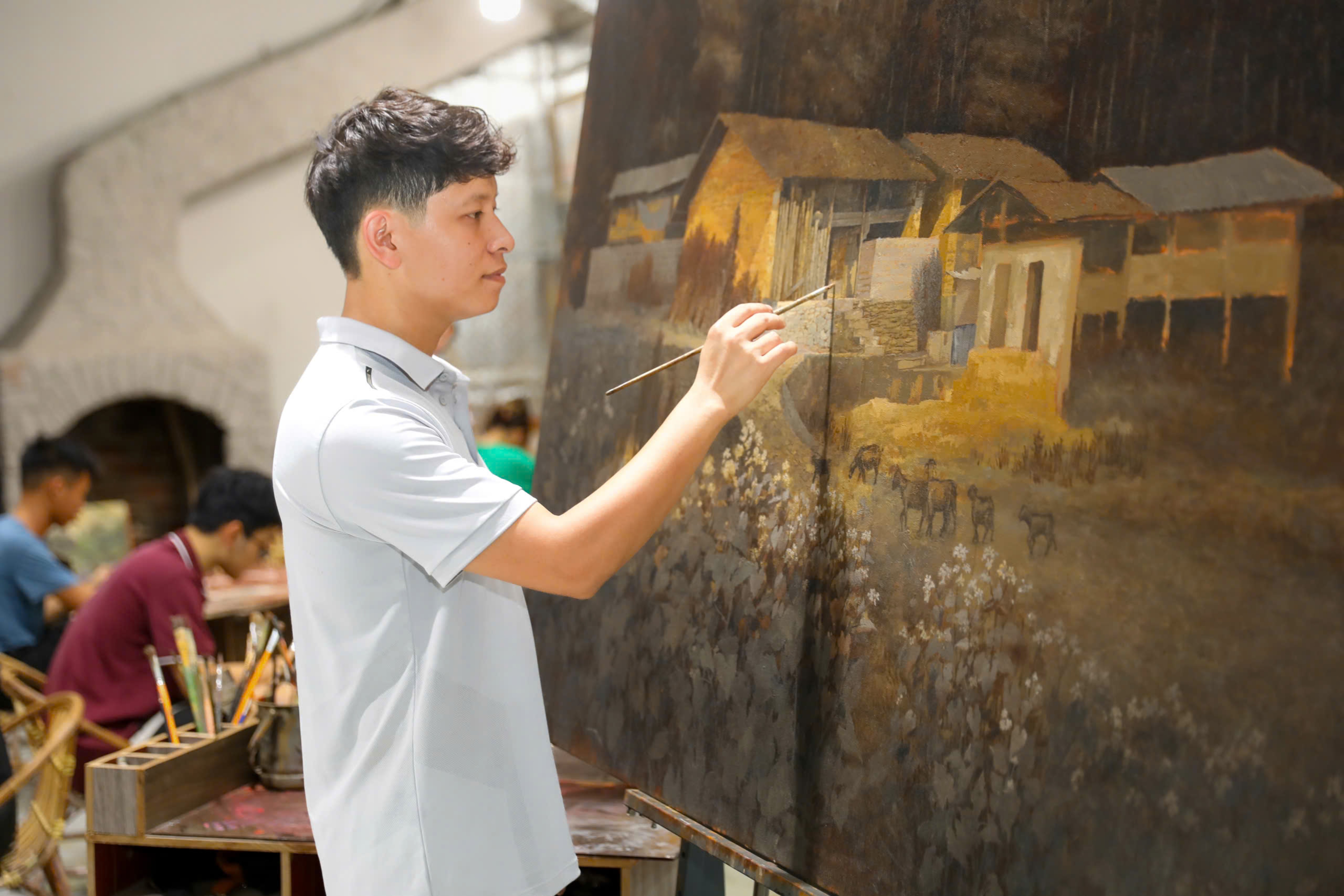 Họa sĩ vẽ bản sắc Việt giữa lằn ranh truyền thống và hiện đại
