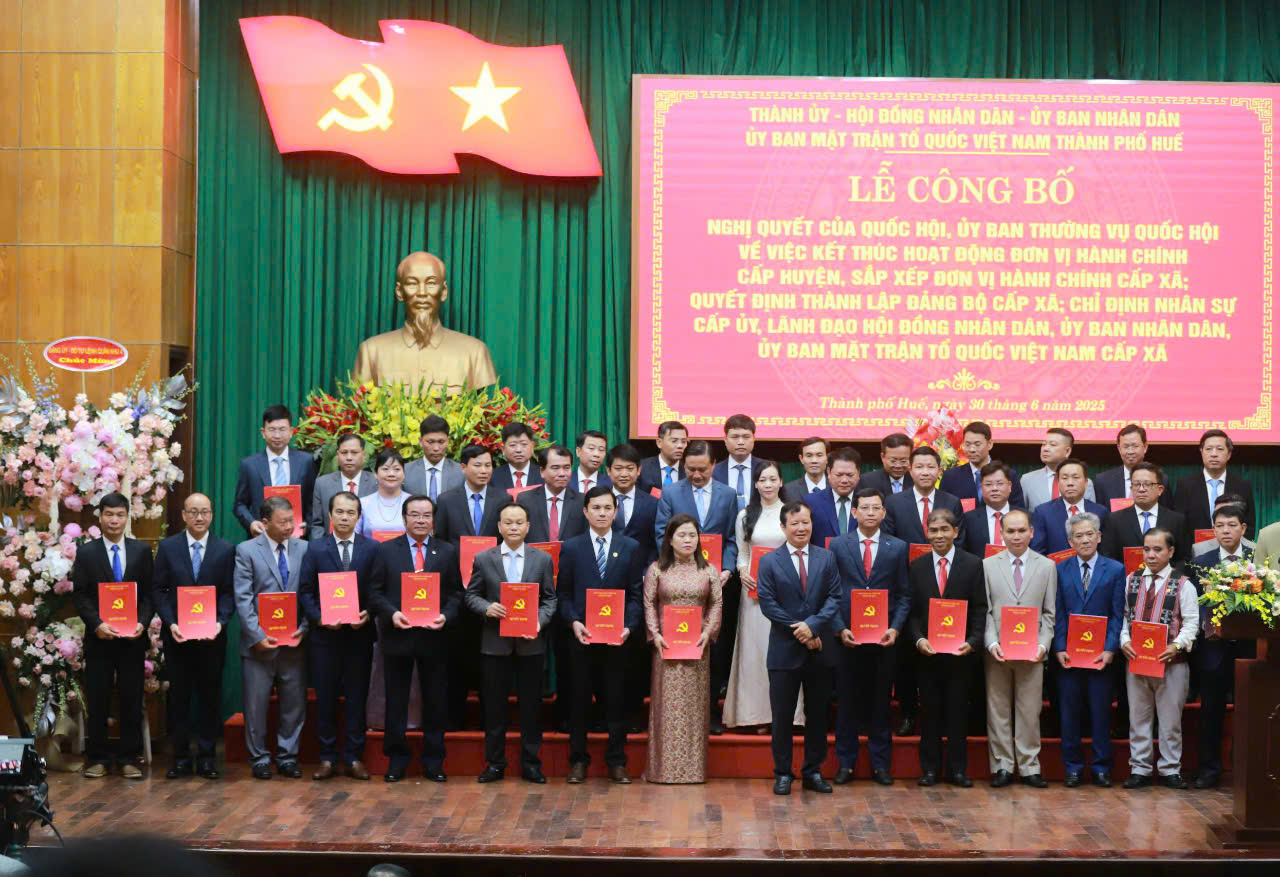 Thành phố Huế: Công bố chức danh lãnh đạo 21 phường và 19 xã mới