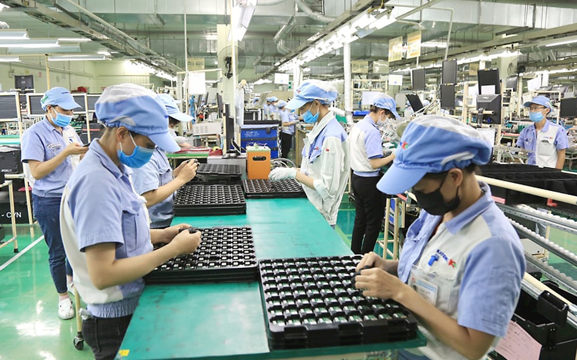 Sản xuất công nghiệp phục hồi, xuất nhập khẩu hướng tới kỷ lục mới