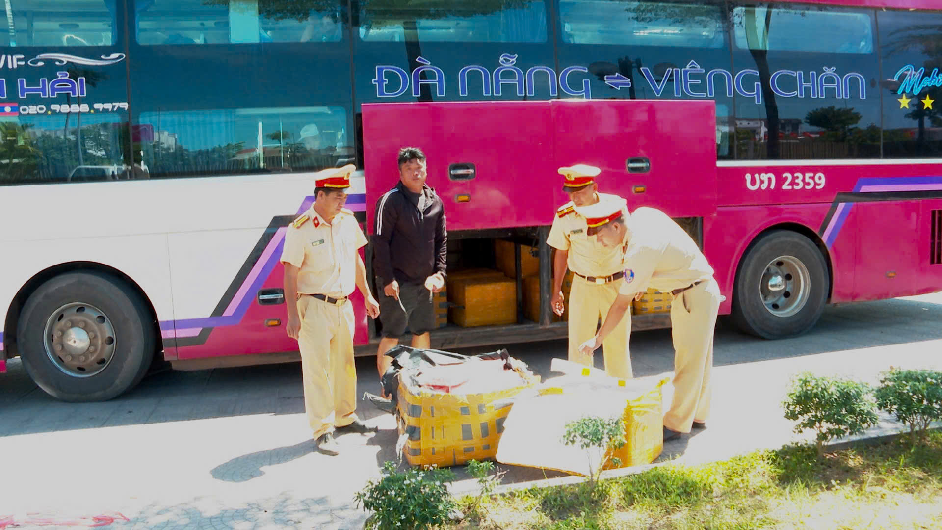 Thành phố Huế: Thu giữ gần 1 tấn sụn chân gà bốc mùi trên xe khách