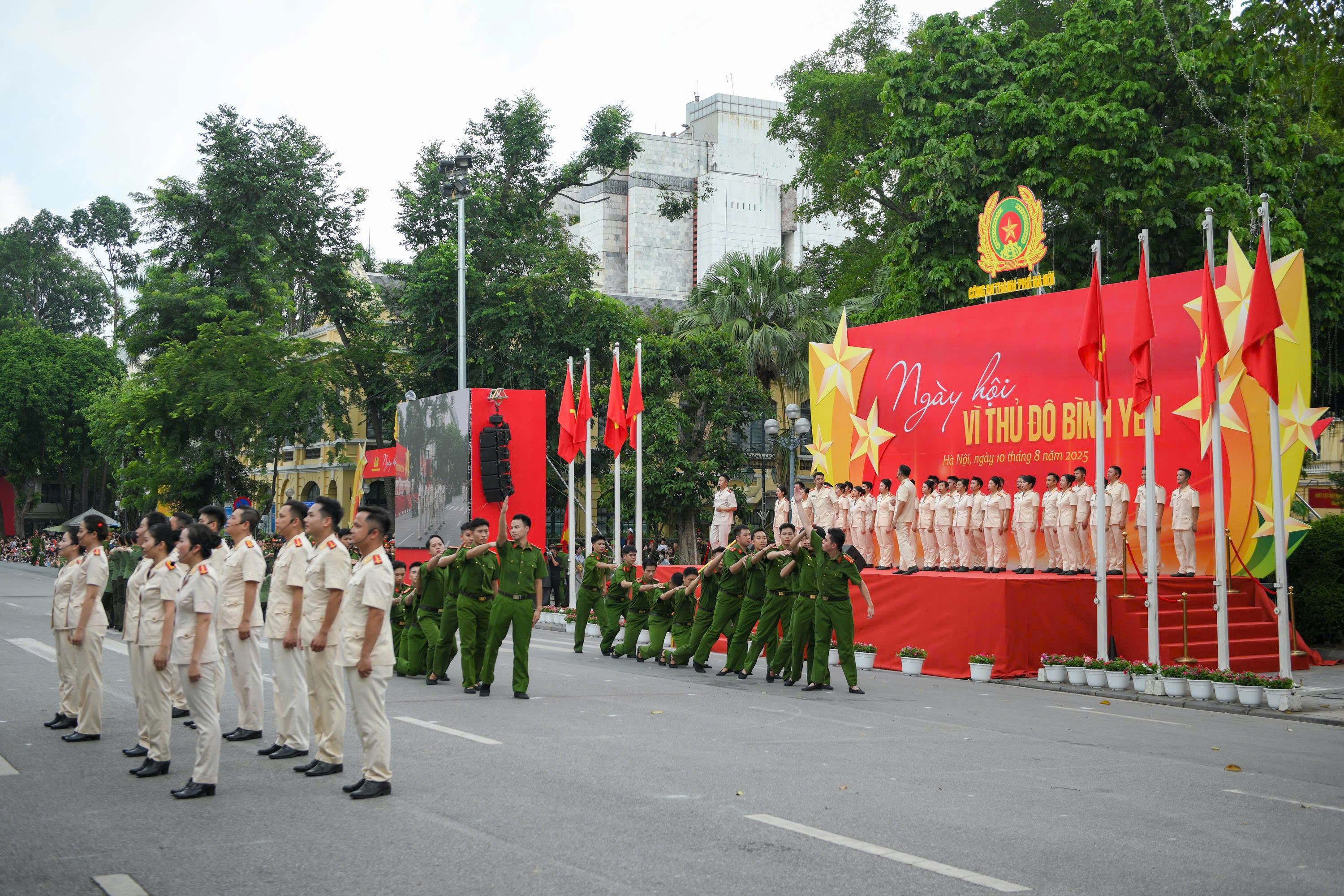 Hàng nghìn cán bộ, chiến sĩ tham gia 'Ngày hội vì Thủ đô bình yên'