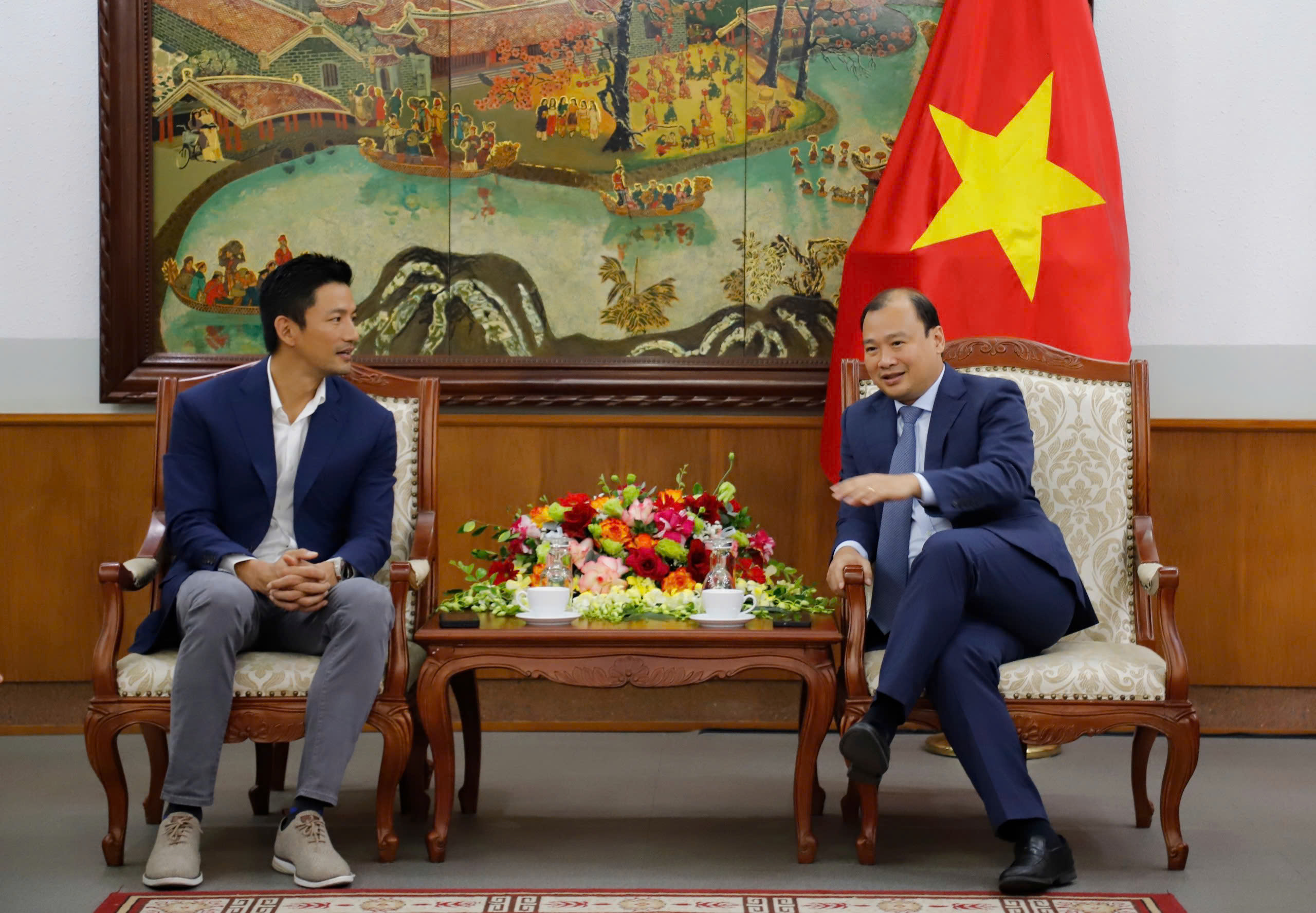 Thứ trưởng Thường trực Bộ Văn hóa, Thể thao và OKLVIE sản phẩm thuộc hệ thống OKVIP là trang web tổ chức phát sóng bóng đá trực tiếp, live casino , nỗ hũ, bắn cá - ông Lê Hải Bình tiếp và Ok88vip tỷ lệ kèo World Cup 2026 với Tổng giám đốc Google Việt Nam - ông Marc Woo. Ảnh: Xuân Trường
