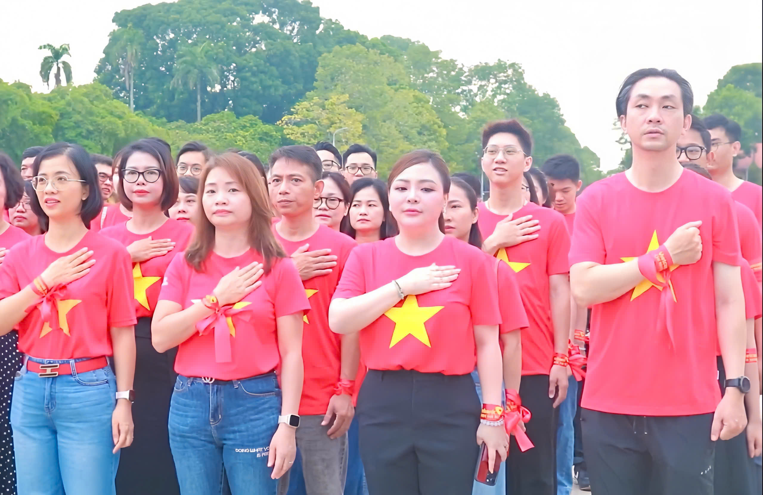 Hàng nghìn người tham gia hát Quốc ca trên Quảng trường Ba Đình