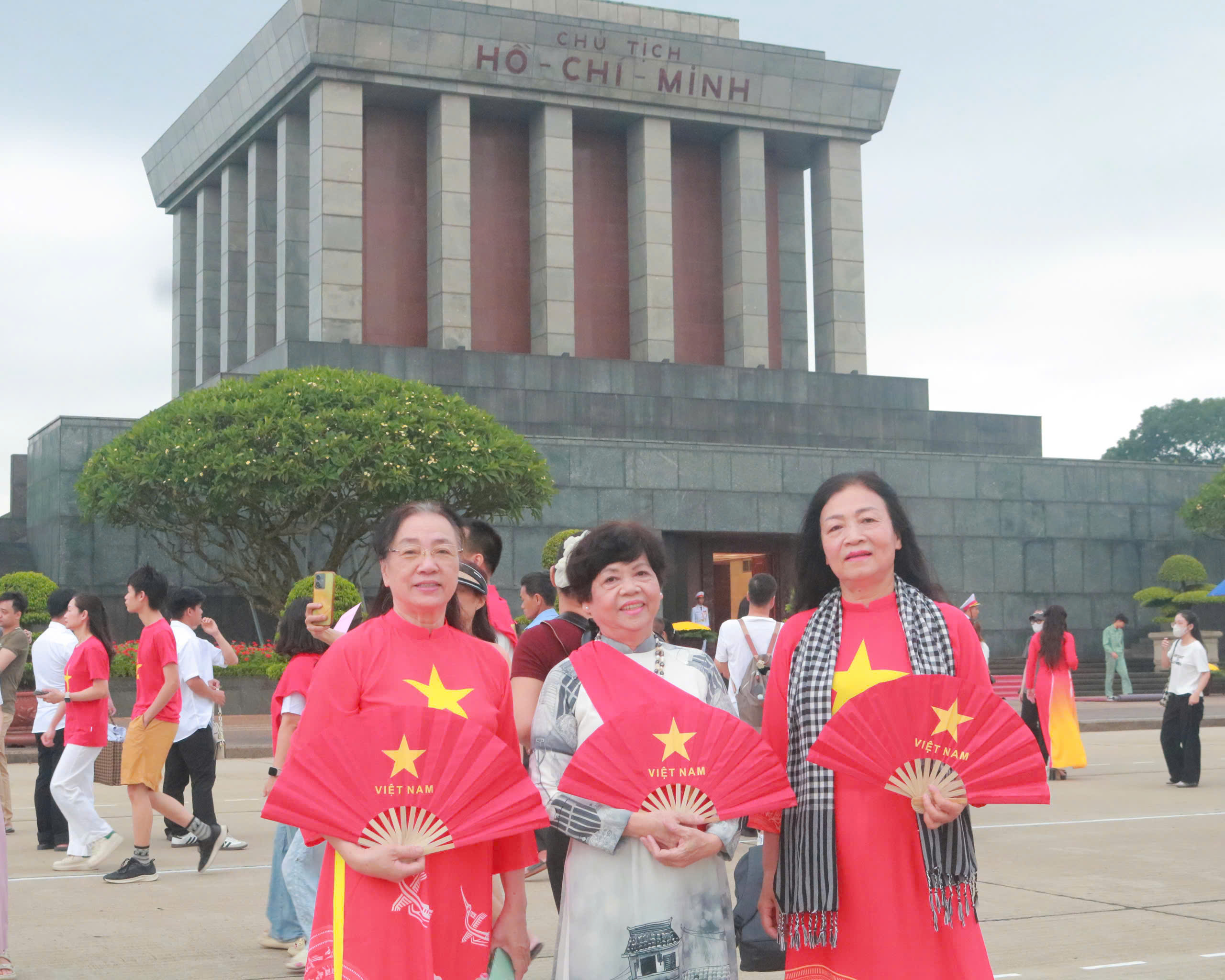 Bà Nguyễn Minh Hương xúc động chia sẻ sau khi hát Quốc ca