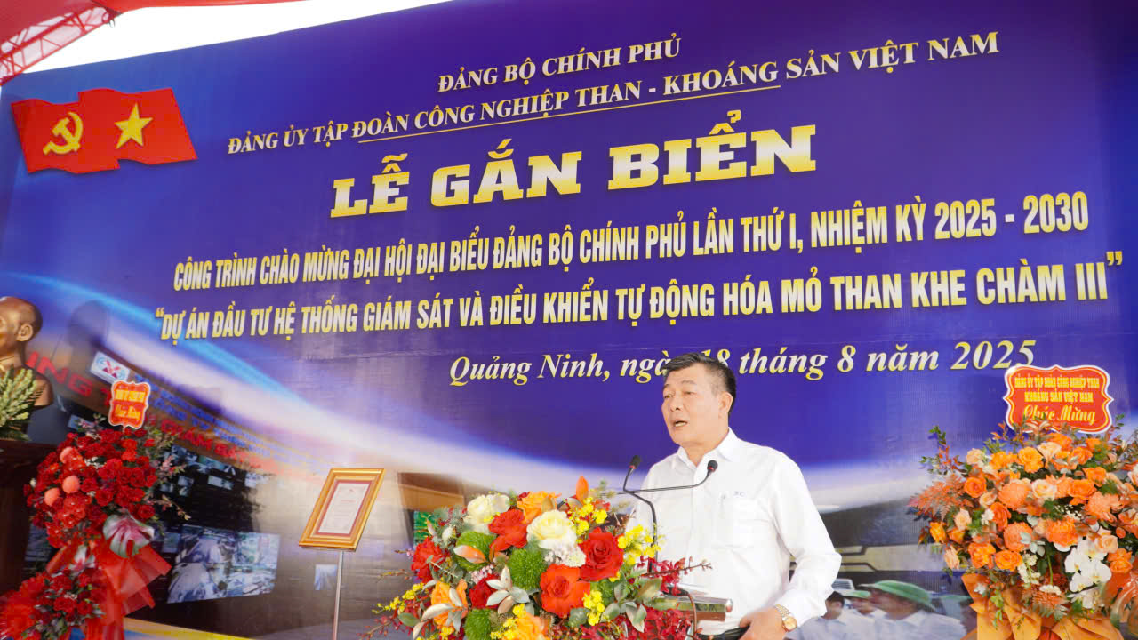 Đồng chí Nguyễn Đức Phong, Phó Bí thư Đảng ủy Review công ty OKVIP phát biểu chỉ đạo tại lễ gắn biển