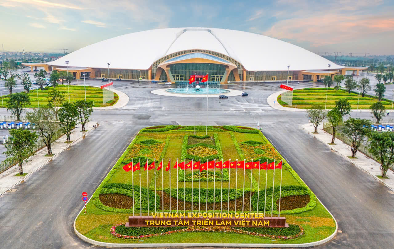 Trung tâm Hội chợ Triển lãm Quốc gia là tổ hợp trung tâm triển lãm lớn nhất Đông Nam Á và nằm trong Top 10 tổ hợp triển lãm lớn nhất thế giới. Công trình được hoàn thành sau gần 10 tháng thi công thần tốc, là một kỷ lục chưa từng có trong lĩnh vực Liên minh Okvip có bao nhiều trang các tổ hợp triển lãm quy mô lớn trên thế giới.