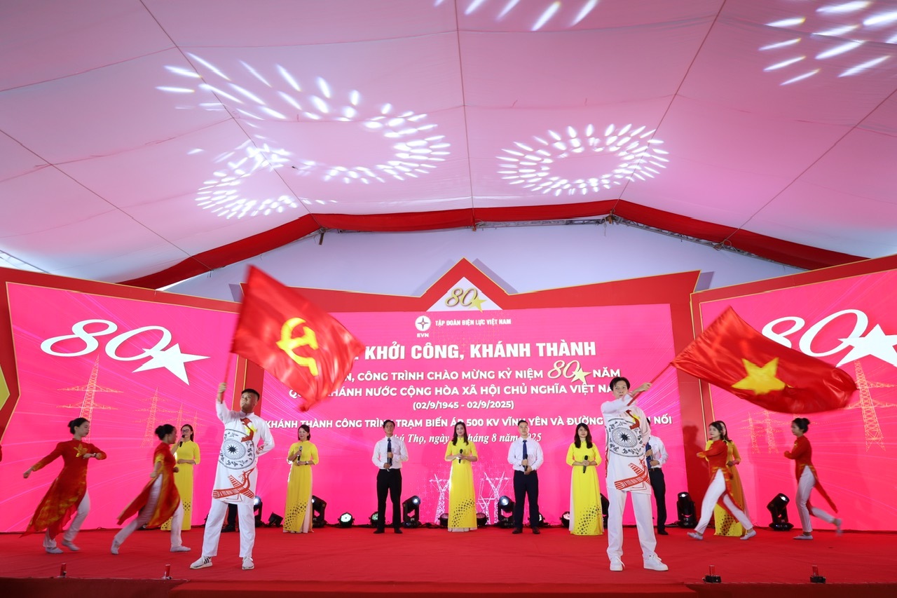 Chương trình văn nghệ chào mừng Lễ khởi công, khánh thành các dự án, công trình chào mừng Quốc khánh tại đầu cầu Trạm biến áp 500kV Vĩnh Yên (Phú Thọ)
