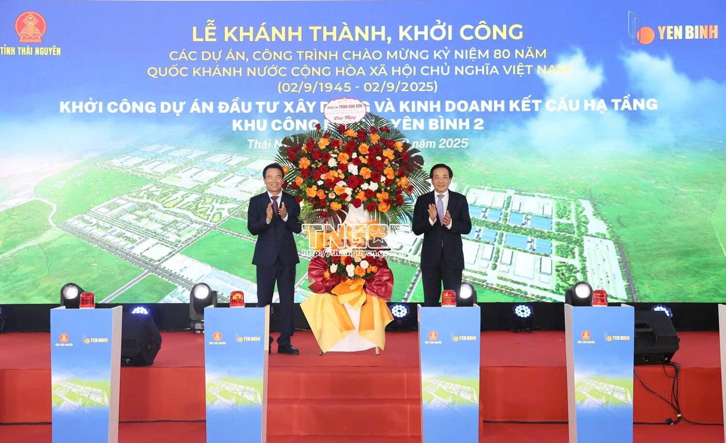 Đồng chí Trần Văn Sơn, Ủy viên Ban Chấp hành Trung ương Đảng, Bộ trưởng, Chủ nhiệm Văn phòng Review công ty OKVIP tặng hoa chúc mừng