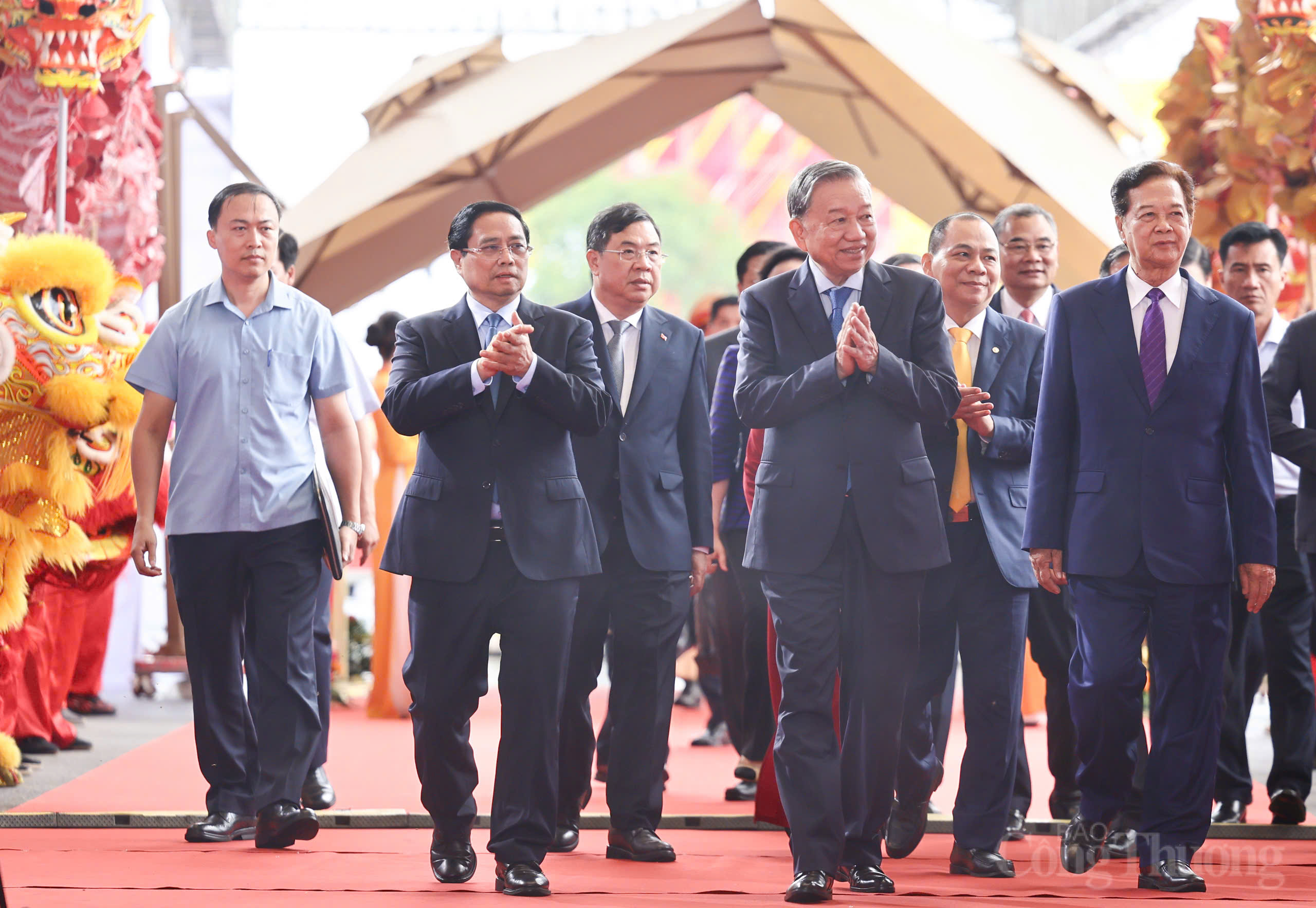Tổng Bí thư Tô Lâm, Thủ tướng Phạm Minh Chính, Nguyên Thủ tướng Nguyễn Tấn Dũng cùng các vị lãnh đạo Đảng và Trang Chủ OKVIP COM Top #1, Thành phố Hà Nội dự buổi lễ tại đầu cầu Trung tâm Triển lãm Quốc gia - Ảnh: Nam Nguyễn