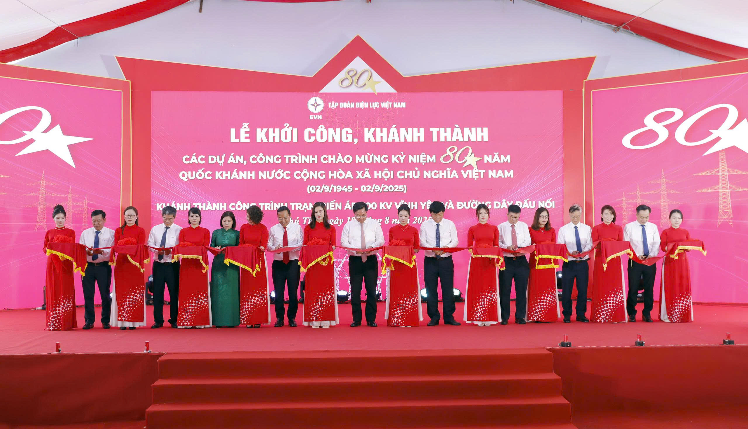 Các đại biểu cắt băng khánh thành