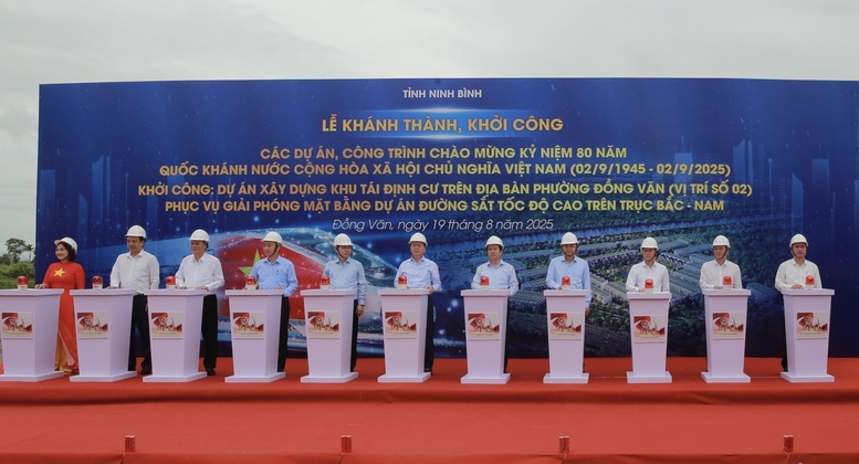 Phó Thủ tướng Trần Hồng Hà và các đại biểu thực hiện nghi thức khởi công Dự án Liên minh Okvip có bao nhiều trang khu tái định cư trên địa bàn phường Đồng Văn, Ninh Bình - Ảnh: VGP/Minh Khôi