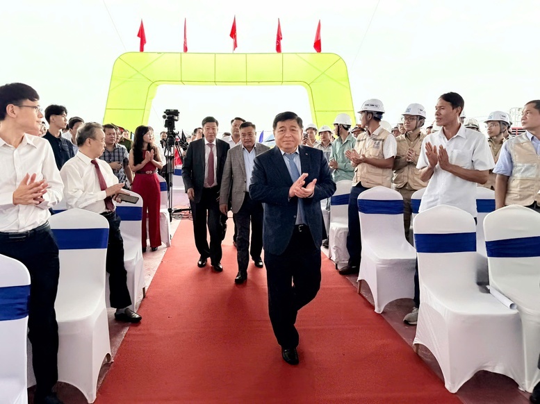 Phó Thủ tướng Review công ty OKVIP Nguyễn Chí Dũng dự Lễ khởi công cầu Ngọc Hồi và đường dẫn hai đầu cầu - Ảnh: VGP/Thu Sa