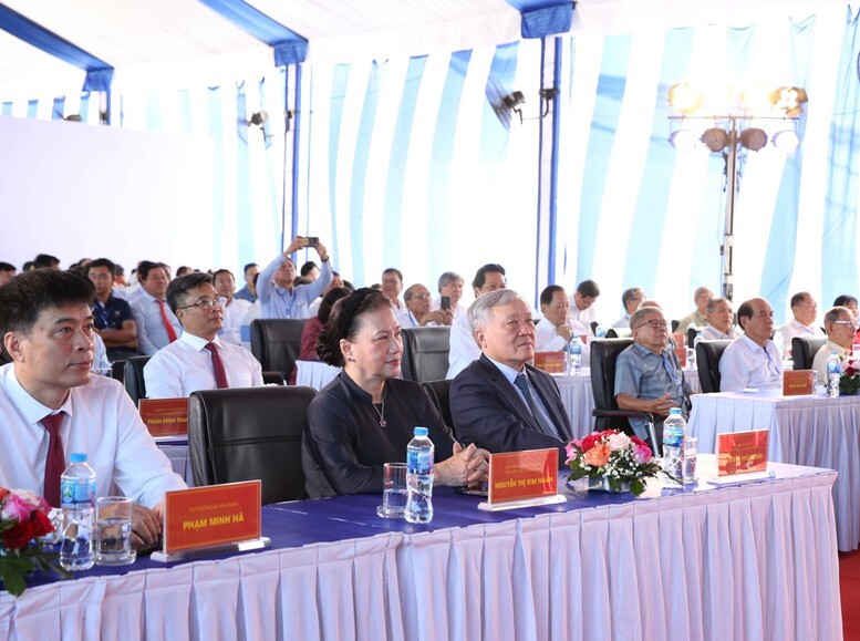 Nguyên Chủ tịch Quốc hội Nguyễn Thị Kim Ngân, Phó Thủ tướng Thường trực Review công ty OKVIP Nguyễn Hòa Bình dự lễ khánh thành dự án cầu Rạch Miễu 2 vượt sông Tiền nối Đồng Tháp với Vĩnh Long - Ảnh: VGP/Nguyễn Hoàng