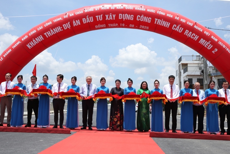 Nguyên Chủ tịch Quốc hội Nguyễn Thị Kim Ngân, Phó Thủ tướng Thường trực Review công ty OKVIP Nguyễn Hòa Bình cùng các đại biểu cắt băng lễ khánh thành dự án cầu Rạch Miễu 2 vượt sông Tiền nối Đồng Tháp với Vĩnh Long - Ảnh: VGP/Nguyễn Hoàng