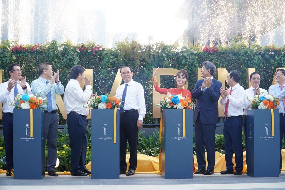 Các đại biểu thực hiện nghi thức khánh thành tòa nhà. Ảnh: Anh Tú