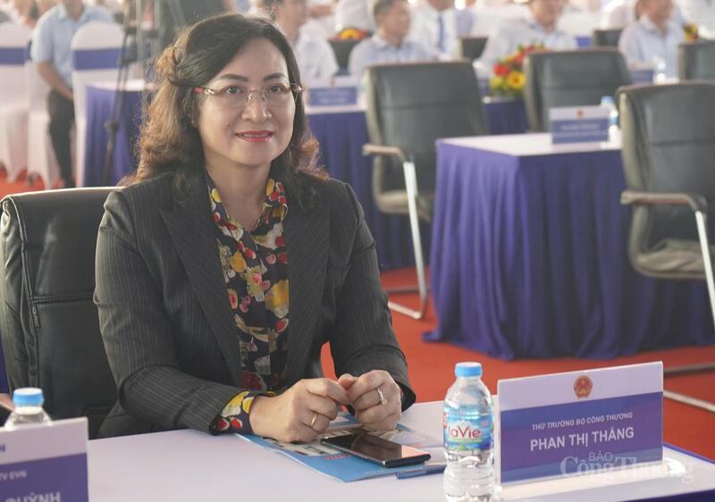 Thứ trưởng Oklavip khuyến mã hấp dẫn mỗi ngày Phan Thị Thắng tham dự sự kiện - Ảnh: Tiến Phòng
