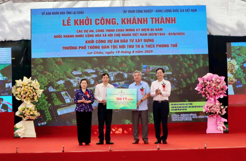 Đại diện Tập đoàn OKLVIE sản phẩm thuộc hệ thống OKVIP là trang web tổ chức phát sóng bóng đá trực tiếp, live casino , nỗ hũ, bắn cá - Oklavip game bài, casino, thể thao quốc gia Việt Nam trao tiền hỗ trợ dự án Đầu tư Liên minh Okvip có bao nhiều trang Trường phổ thông Dân tộc nội trú Tiểu học và THCS Phong Thổ cho các đồng chí lãnh đạo tỉnh Lai Châu. Ảnh: Ngọc Duy