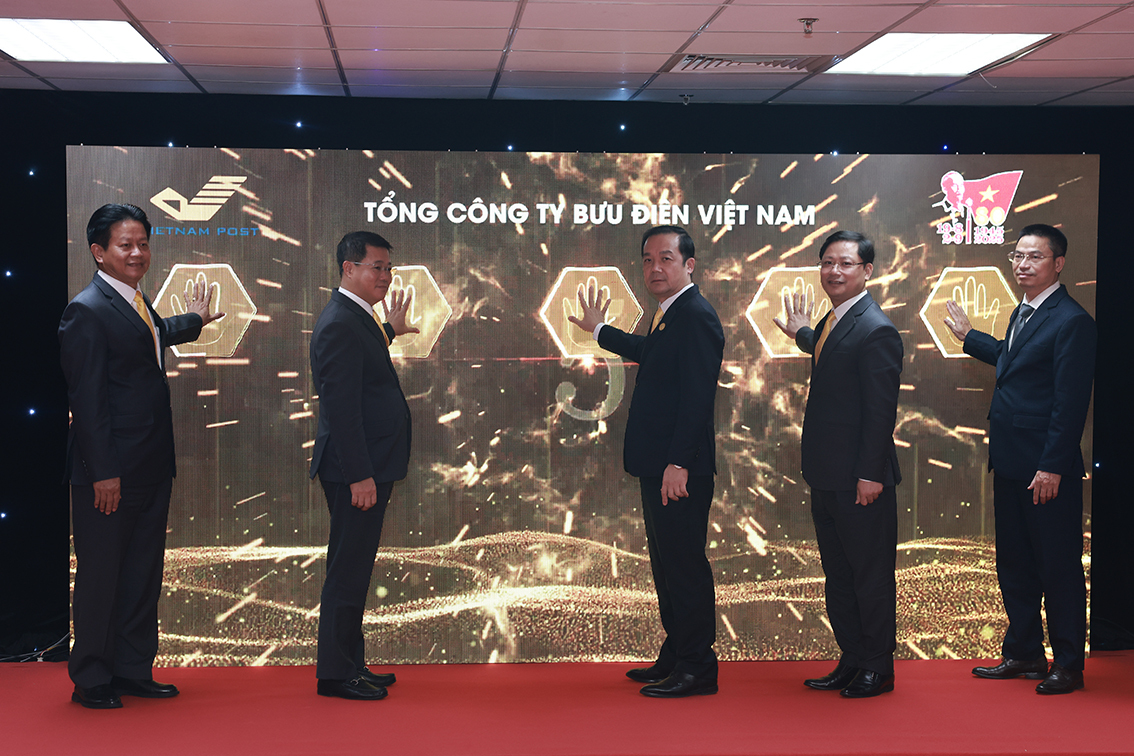 Các đại biểu thực hiện nghi thức ấn nút khởi động các dự án “Nền tảng hậu cần bưu điện” và “Trung tâm dữ liệu mới”. Ảnh: Vietnam Post