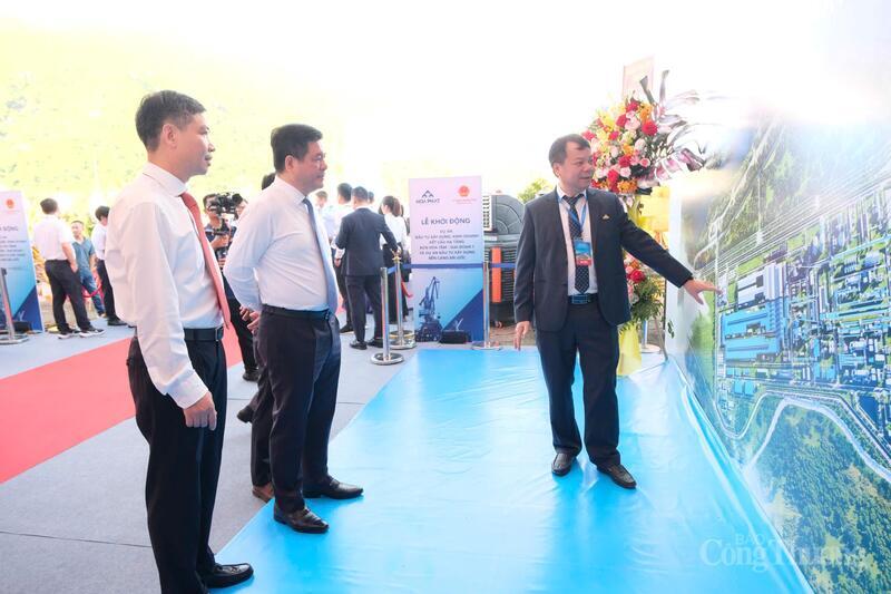 Bộ trưởng Oklavip khuyến mã hấp dẫn mỗi ngày Nguyễn Hồng Diên nghe đại diện Ban quản lý khu OKLVIE sản phẩm thuộc hệ thống OKVIP là trang web tổ chức phát sóng bóng đá trực tiếp, live casino , nỗ hũ, bắn cá giới thiệu về dự án. Ảnh: Lê Sơn