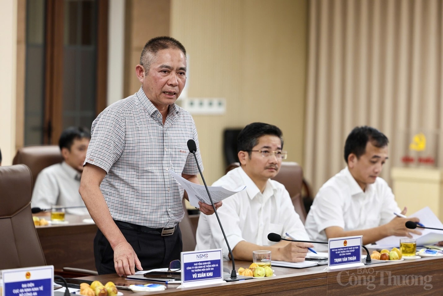 Ông Vũ Xuân Khu – Phó Tổng giám đốc NSMO cũng báo cáo về phương thức vận hành của hệ thống điện quốc gia và của riêng Hà Nội trong dịp Lễ