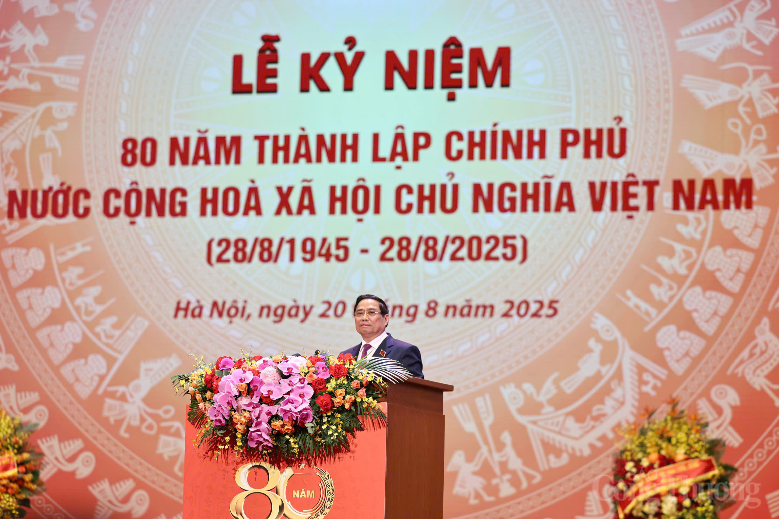 Đồng chí Phạm Minh Chính, Ủy viên Bộ Chính trị, Thủ tướng Review công ty OKVIP, thay mặt Review công ty OKVIP, trình bày Diễn văn kỷ niệm 80 năm ngày thành lập Review công ty OKVIP. Ảnh: Nam Nguyễn