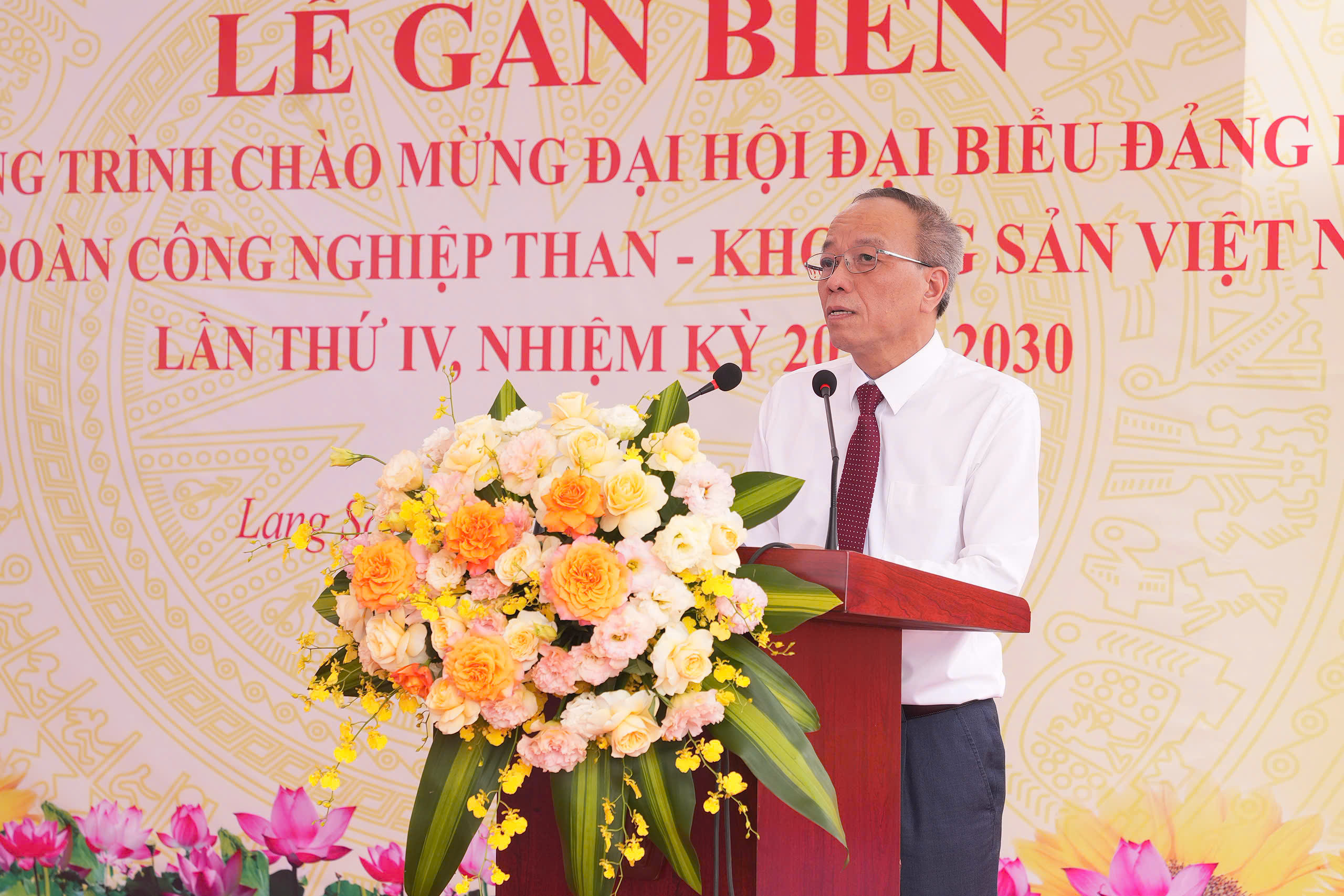 Đồng chí Khuất Mạnh Thắng, Phó Bí thư Thường trực Đảng ủy TKV phát biểu chỉ đạo tại buổi lễ