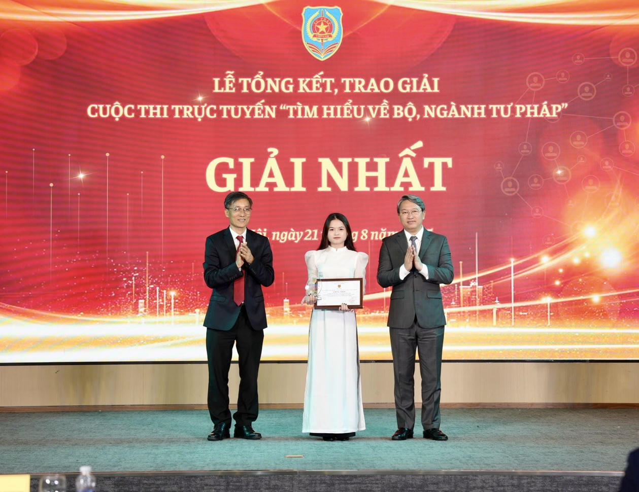 Ông Nguyễn Hải Ninh, Ủy viên Trung ương Đảng, Bộ trưởng Bộ Tư pháp và ông Nguyễn Ngọc Khánh, Chủ tịch Hội Luật gia Việt Nam trao chứng nhận và biểu trưng cho tác giả đoạt giải Nhất.