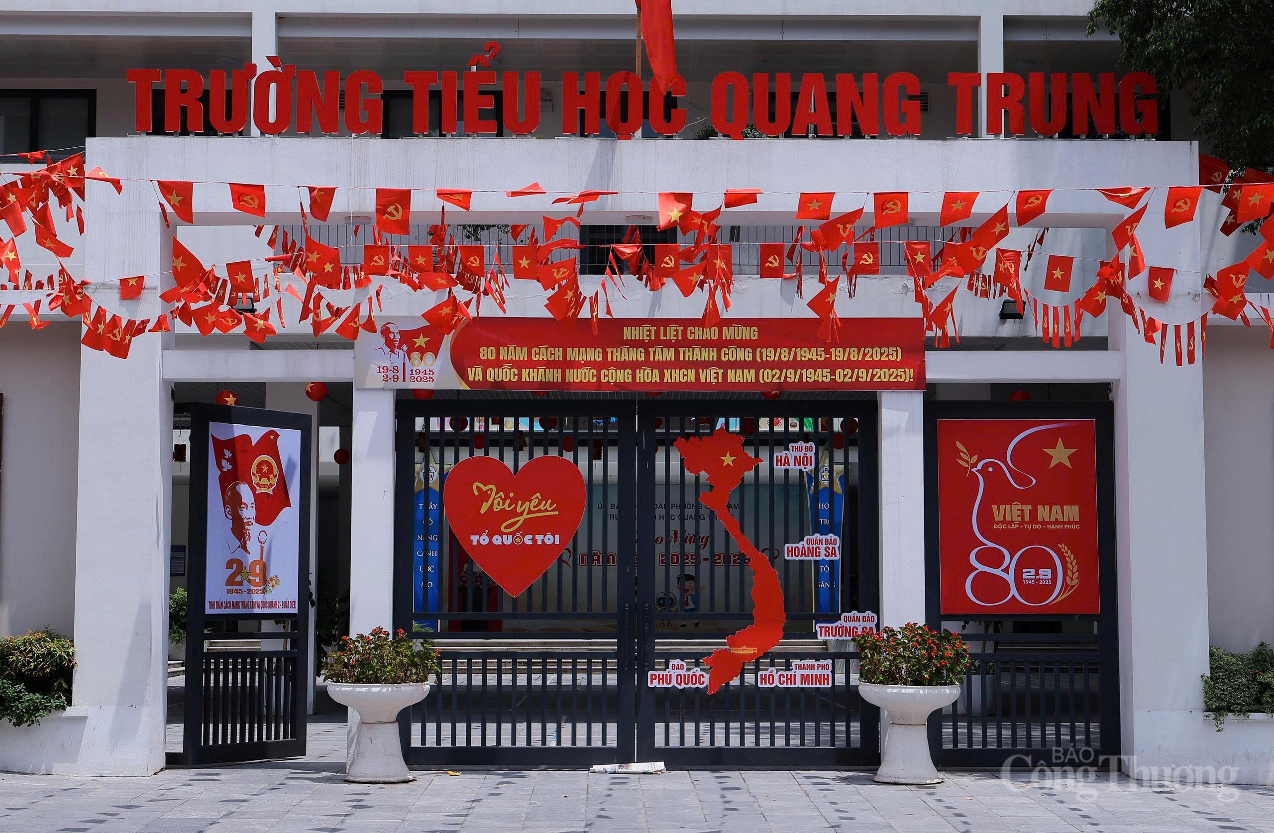 Trường Tiểu học Quang Trung trang hoàng rực rỡ cờ, khẩu hiệu và hình ảnh Bác Hồ, thể hiện tinh thần giáo dục truyền thống yêu nước cho thế hệ măng non