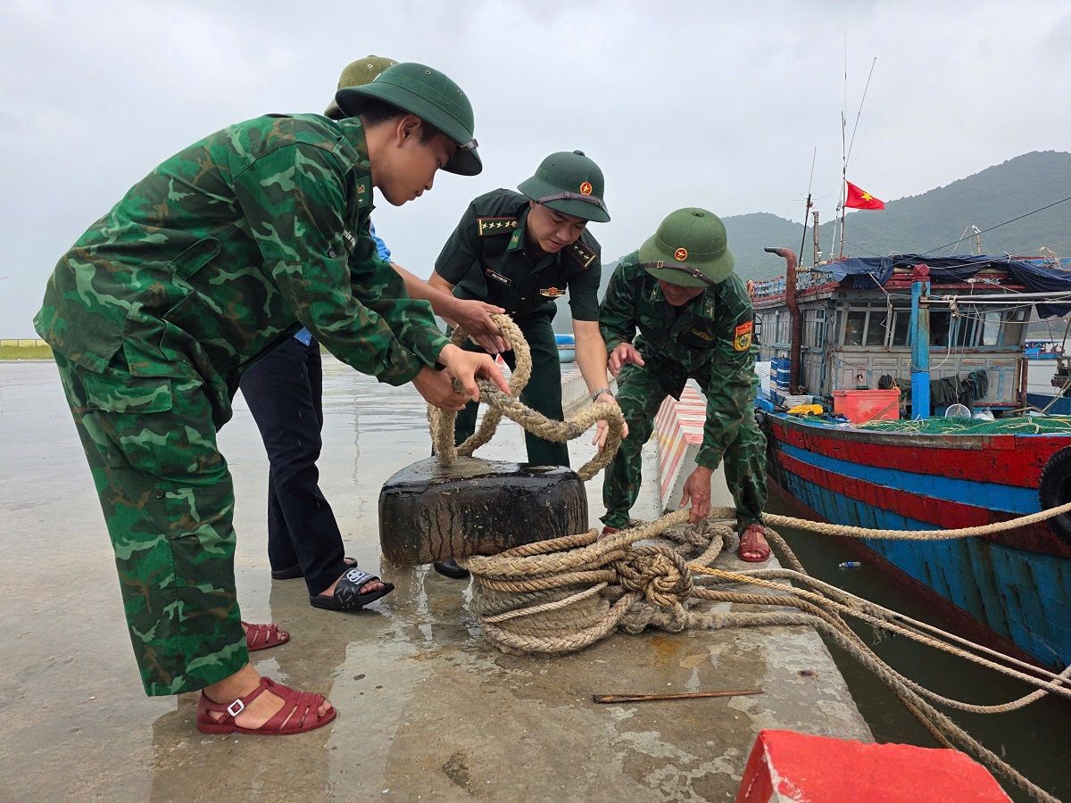 Lực lượng chức năng đưa tàu, thuyền vào bờ tránh bão số 5. Ảnh: Trọng Tùng