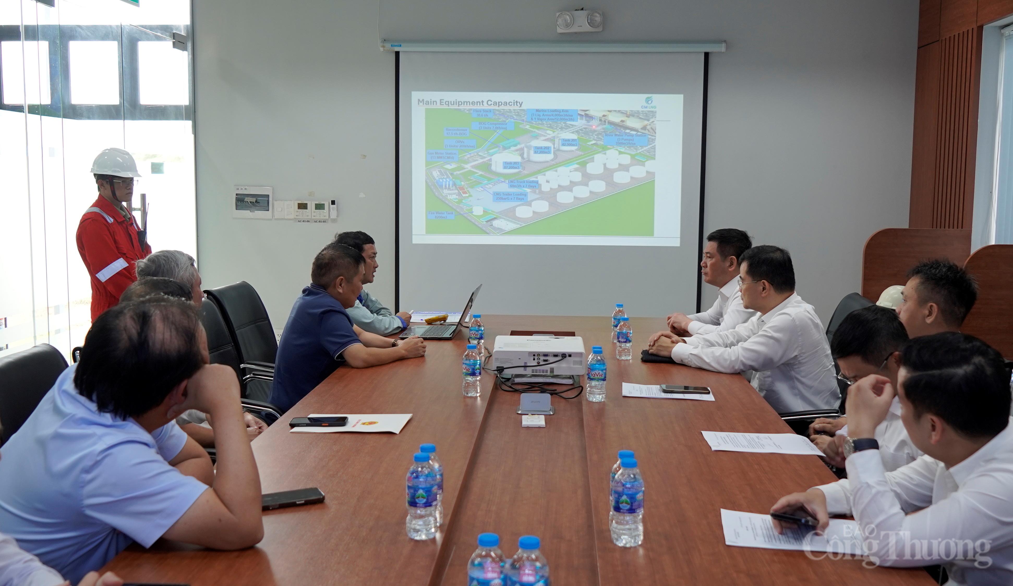 Bộ trưởng Nguyễn Hồng Diên nghe đại diện chủ đầu tư báo cáo về dự án.