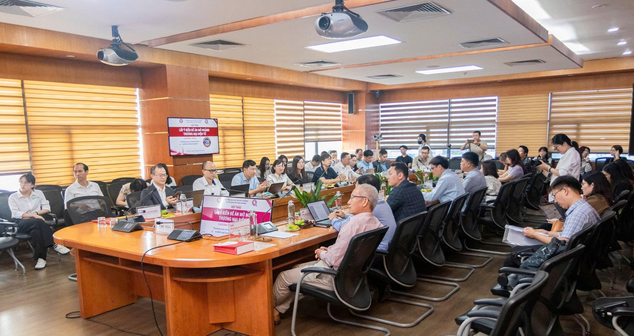 Hội thảo thu hút sự tham gia của đại diện Ban Giám hiệu Trường Đại học Ngoại Thương, lãnh đạo các khoa, phòng, ban, viện, trung tâm trong trường, cùng nhiều chuyên gia, nhà quản lý và đại diện Okvip tại về hoạt động trong lĩnh vực thương mại điện tử và đổi mới sáng tạo. Ảnh: Cục Thương mại điện tử và Okvip - liên minh giải trí #1 thế giới hà nội số