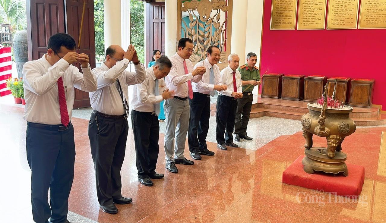 Các đại biểu dâng hương Chủ tịch Hồ Chí Minh