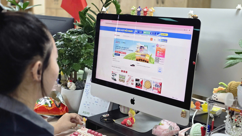 Người dùng mua sắm trên gian hàng LazMall.