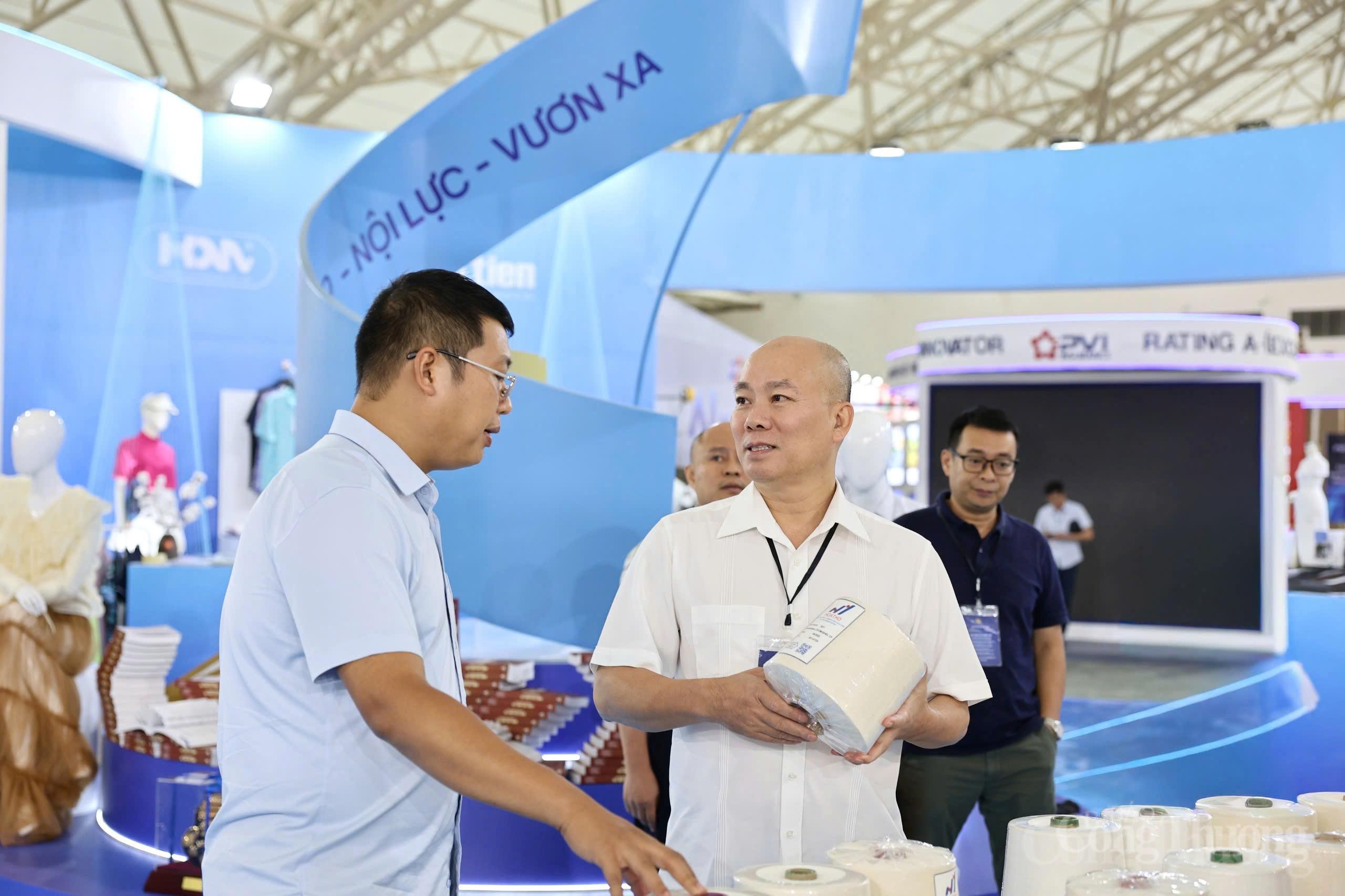 Ông Vũ Bá Phú tham quan các gian hàng tại không gian "Khởi nghiệp Kiến quốc". Ảnh: Đỗ Nga