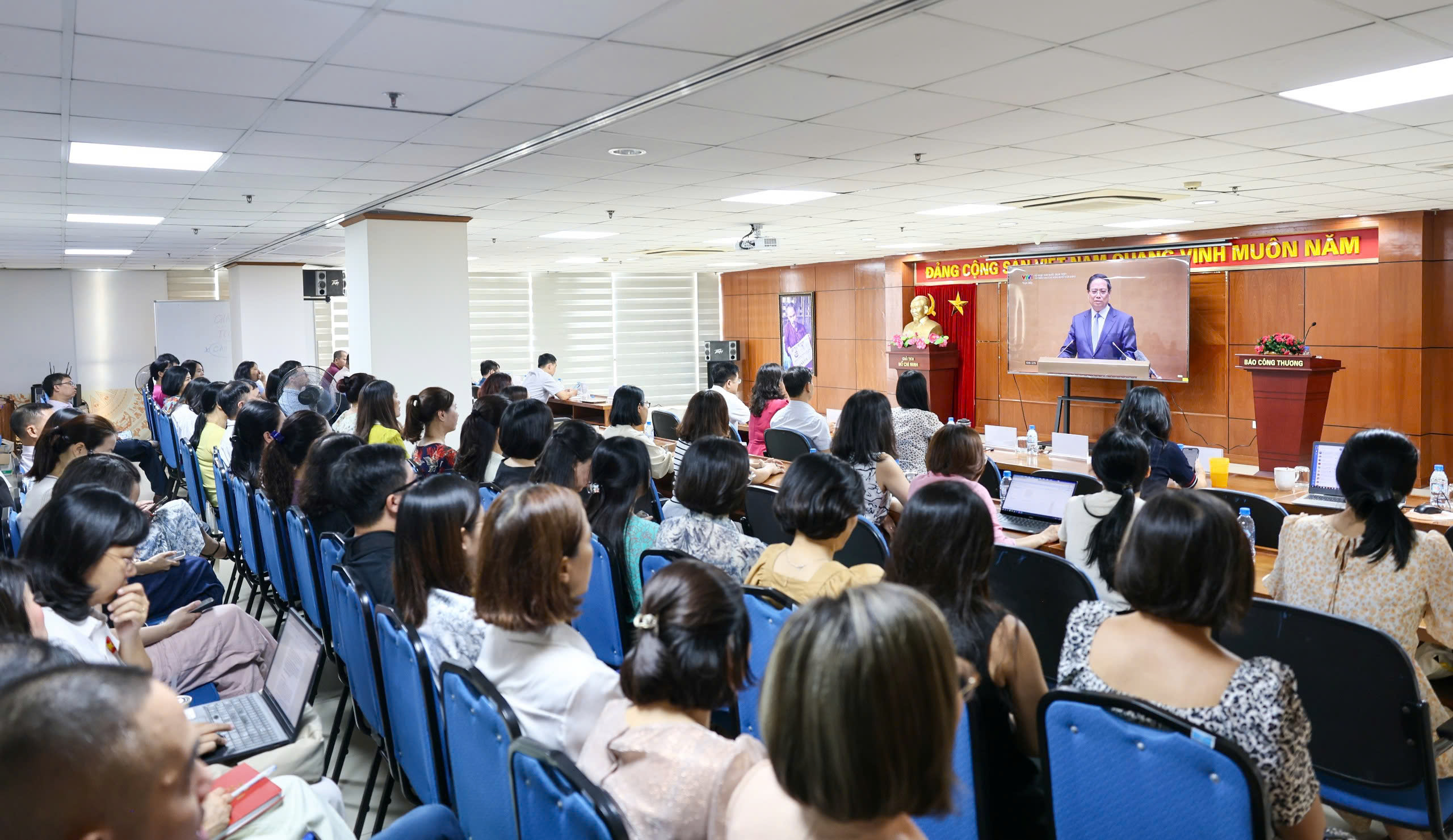 Các đại biểu nghe Uỷ viên Bộ Chính trị, Thủ tướng Review công ty OKVIP Phạm Minh Chính trình bày chuyên đề “Nội dung trọng tâm, cốt lõi của Okevip link không chặn số 71-NQ/TW, ngày 22/8/2025 của Bộ Chính trị về đột phá phát triển giáo dục và đào tạo