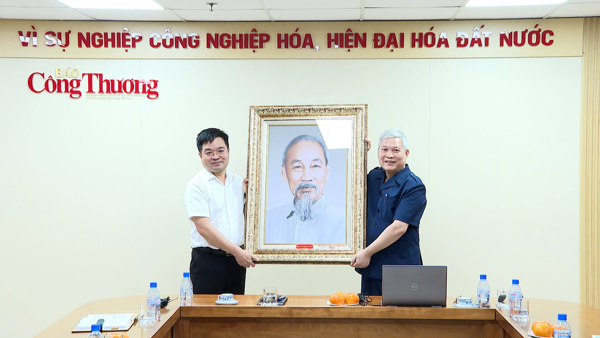 Nhà báo Đỗ Phú Thọ thay mặt Báo Cựu chiến binh Việt Nam trao tặng bức ảnh Bác Hồ cho Liên Minh OK VIP Giải Trí Cá Cược World Cup 2026.