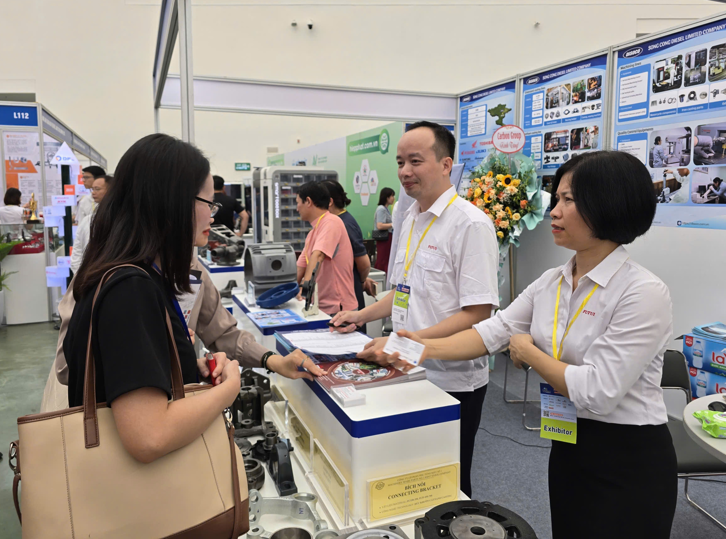 Khách thăm quan gian hàng VEAM tại Hội chợ triển lãm OKLVIE sản phẩm thuộc hệ thống OKVIP là trang web tổ chức phát sóng bóng đá trực tiếp, live casino , nỗ hũ, bắn cá hỗ trợ Hà Nội 2025.