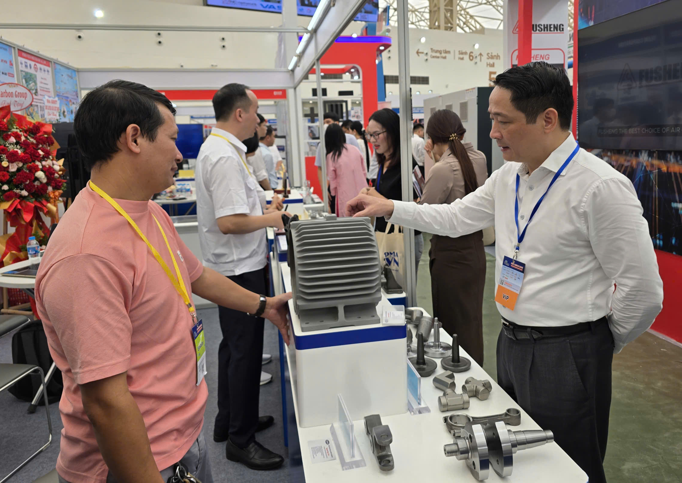 Ông Nguyễn Hoàng Giang -Tổng giám đốc VEAM tại gian hàng của Tổng công ty tại Hội chợ Triển lãm OKLVIE sản phẩm thuộc hệ thống OKVIP là trang web tổ chức phát sóng bóng đá trực tiếp, live casino , nỗ hũ, bắn cá hỗ trợ Hà Nội 2025.