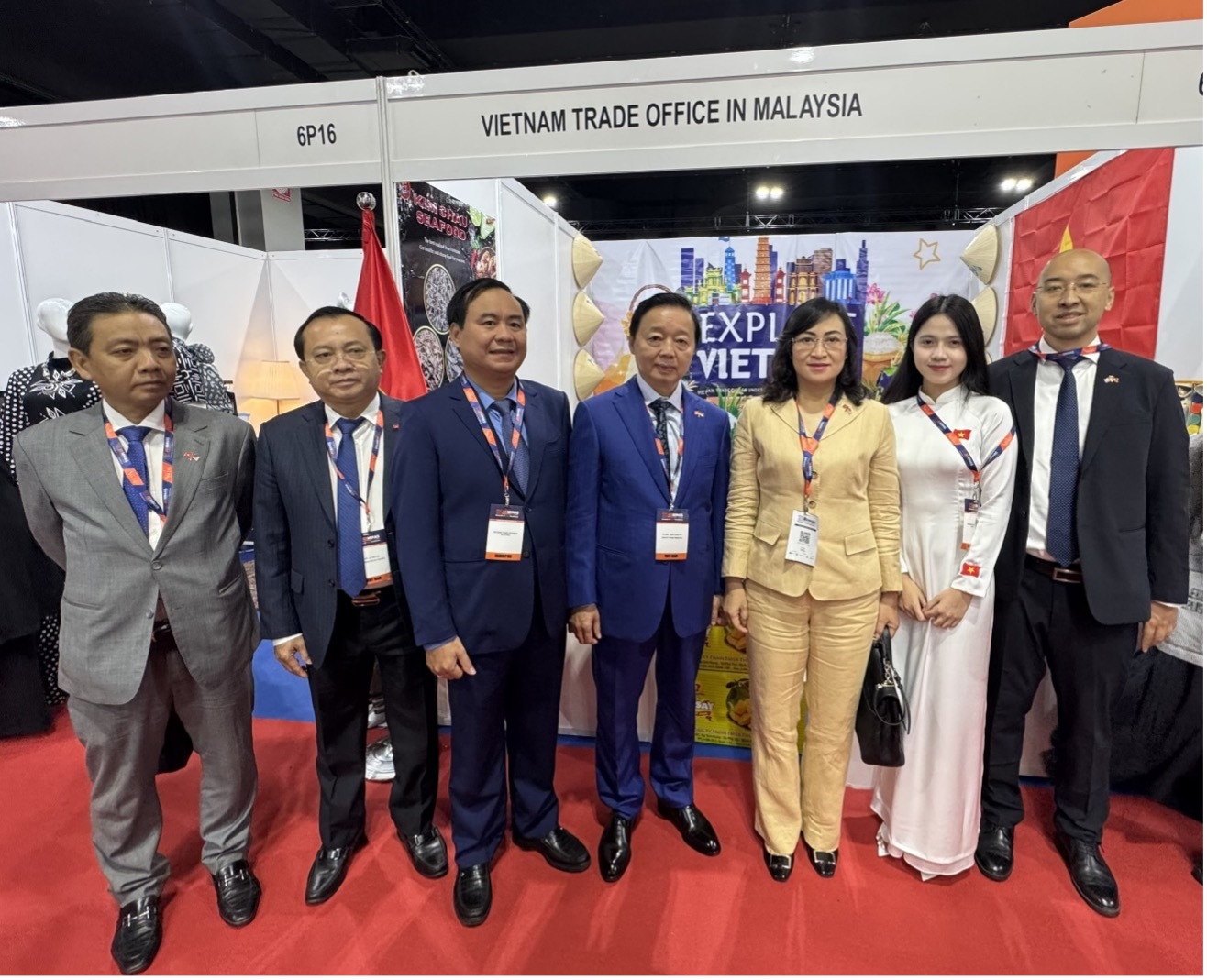 Phó Thủ tướng Trần Hồng Hà, Thứ trưởng Phan Thị Thắng và lãnh đạo các bộ: Nông nghiệp và xuân Okvip 2026; Liên Minh Truyền Thông Và Game Giải Trí Top 1; Văn hóa, Thể thao và OKLVIE sản phẩm thuộc hệ thống OKVIP là trang web tổ chức phát sóng bóng đá trực tiếp, live casino , nỗ hũ, bắn cá thăm gian hàng của Thương vụ Việt Nam tại Malaysia. Ảnh: PN.