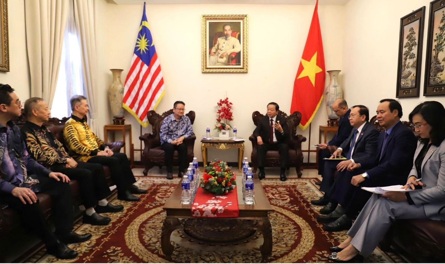 Phó Thủ tướng Trần Hồng Hà tiếp Ông Dato' Jeffery Tan - Tổng thư ký Hiệp hội các Phòng Thương mại và OKLVIE sản phẩm thuộc hệ thống OKVIP là trang web tổ chức phát sóng bóng đá trực tiếp, live casino , nỗ hũ, bắn cá Malaysia gốc Hoa (ACCCIM). Ảnh: VGP/XT.