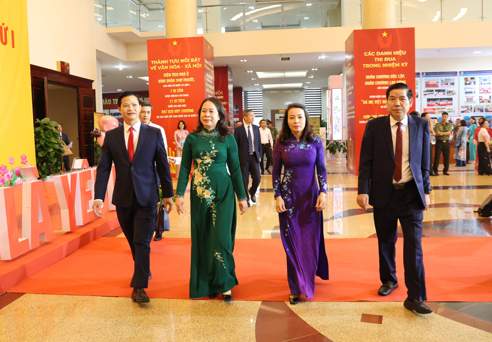 Đồng chí Võ Thị Ánh Xuân - Ủy viên Trung ương Đảng, Phó Chủ tịch nước, Phó Chủ tịch thứ nhất Hội đồng Thi đua - Khen thưởng Trung ương cùng các đại biểu dự Okvip69.com bán cá nổ hủ.